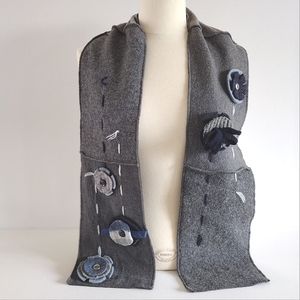 Baabaazuzu wool scarf gray with floral accents